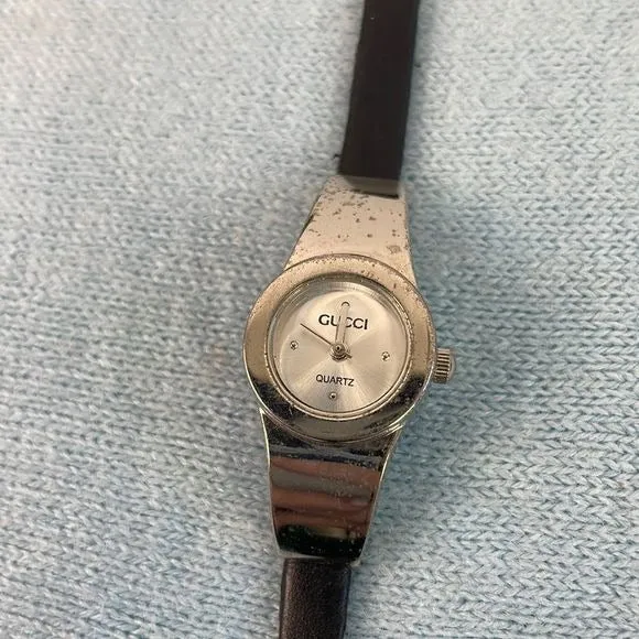 GucciSmallSilver Round Face w Black Strap Watch