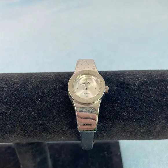 GucciSmallSilver Round Face w Black Strap Watch