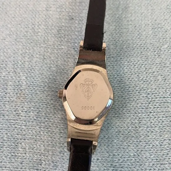 GucciSmallSilver Round Face w Black Strap Watch