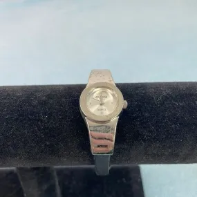 GucciSmallSilver Round Face w Black Strap Watch