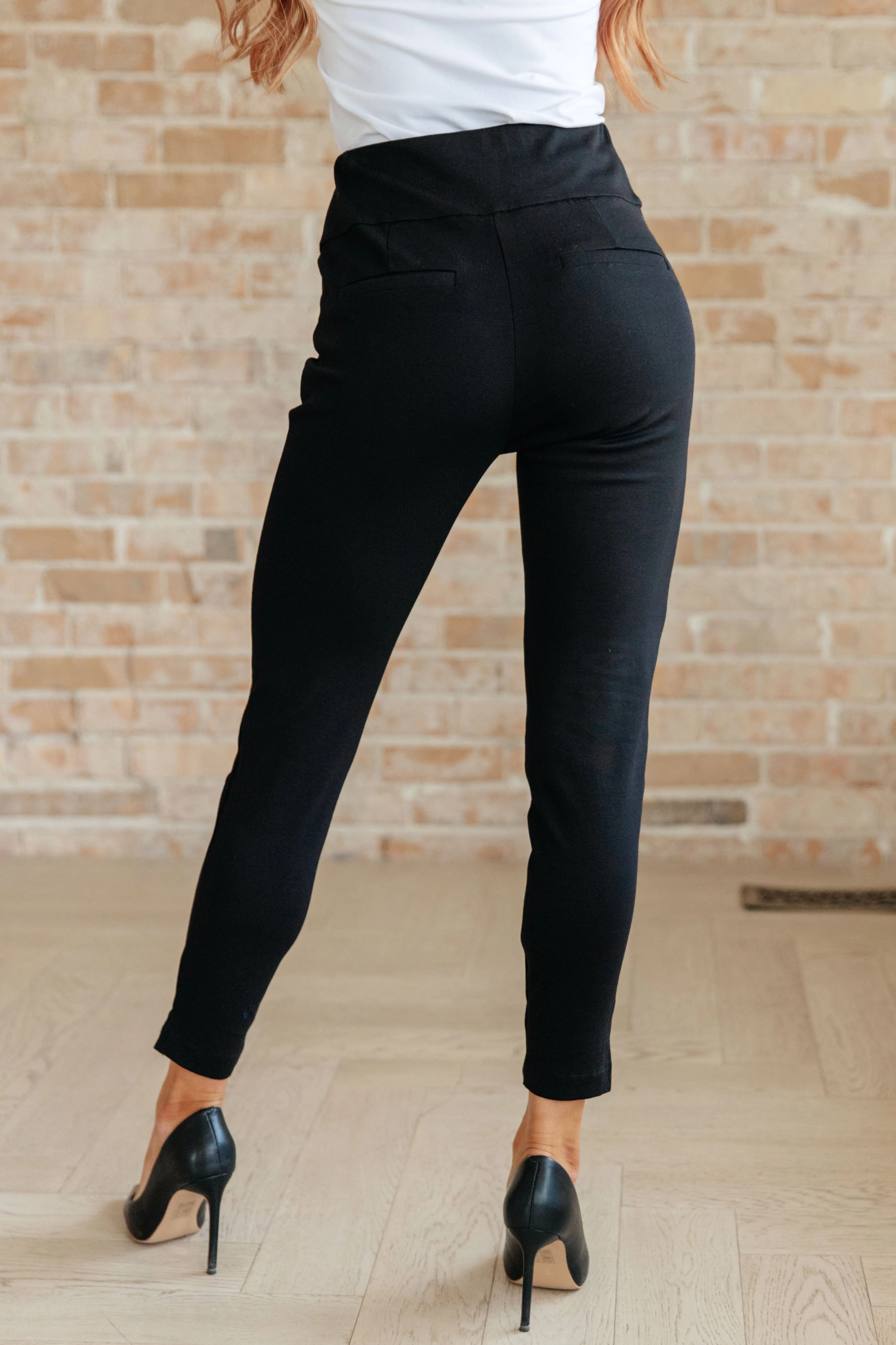 Magic Ankle Crop Skinny Pants in Black